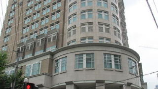 興国路は、華山路から准海中路までの南北８００ｍの道。興国賓館がある。