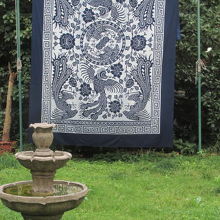 庭には製品が展示されています。