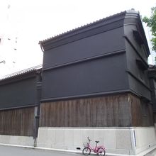 真っ黒い壁の３階建てのお蔵 (北西側)
