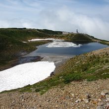 池の上の方には雪が残っています。