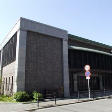 講堂玄関 (反正面 (北) 側)