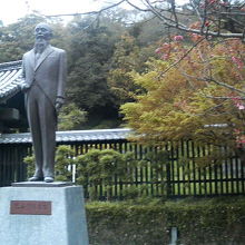 門のそばに建っています。