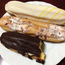 シトロン、アーモンド、チョコレートのエクレア