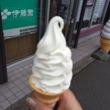 変らぬ味わい。バニラのコーンタイプ。200円。