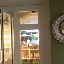 隣はアイランド・ヴィンテージ・オーガニック＆ナチュラル。