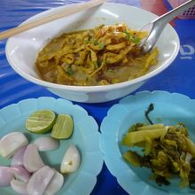 カオソーイムー　高菜・玉葱を入れてライムを絞って良く混ぜて