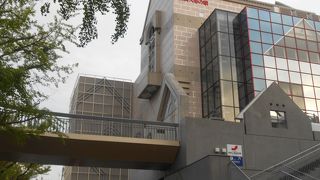 ズラリと並ぶ世界の人形たち