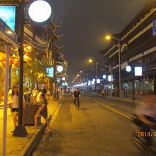 夜の豫園は昼間と違い静かです。