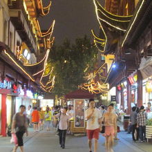 明清時代の建物がライトアップされています。