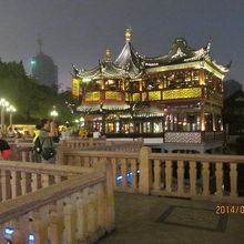 九曲橋と湖心亭。