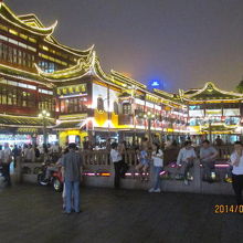 建物のライトアップが綺麗です。