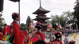 成田山祇園祭の見どころは本堂前の階段席