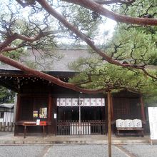 入母屋造檜皮葺の拝殿。