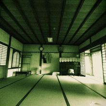 本堂苗30畳大広間・他に小部屋もある様です。