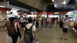 アユタヤからの帰りで利用、人が多い