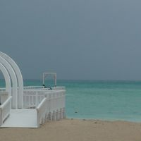 台風の接近で天気が悪くても、海はコバルトブルーでした