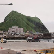 港の横にはシンボルのペシ岬が見えます。