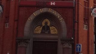 エリー・ストリートとチャーチ・ストリートが交差する角にある銀行