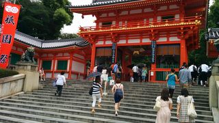 「祇園さん」の名で親しまれている八坂神社