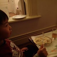 部屋でケーキを食べました