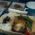 日本発の機内食は美味しい。サービスは良いが、エンタメは古い。