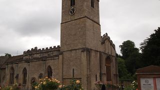 庭園にはバラ園がある教会