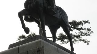 びっくりするほど大きな政宗公像