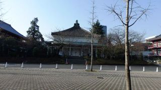 三毒（３つの煩悩、即ち貪、瞋、癡）から解脱できるとされる増上寺（ぞうじょうじ）三解脱門（さんげだつもん）