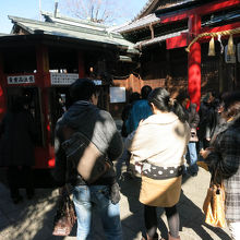 お稲荷さんなので、油揚げを奉納します。