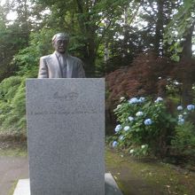 胸像とアジサイ