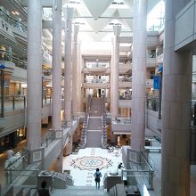 見事な吹き抜けのフロアー