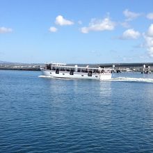 シャトル・ボートで移動