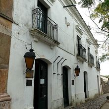 マヨール広場に面したこの白い建物が市立博物館（市民博物館）