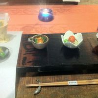 盛りつけの美しい夕食。コースのように順番にでてきます。