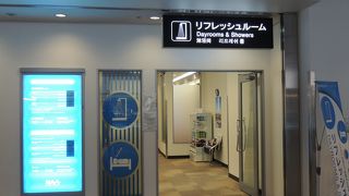 第２ターミナル出国後にシャワーだ