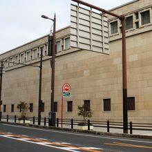 外壁は花崗岩張り、まるで美術館