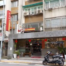 お店は綺麗です