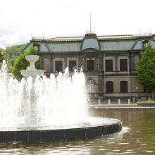 噴水の向こうには、年季の入った建物