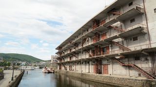 レトロな工場？と運河が絵になる