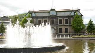 歴史的建造物に囲まれ、大きな噴水がある公園