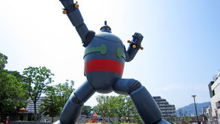 街中に現れる巨大なモニュメント。