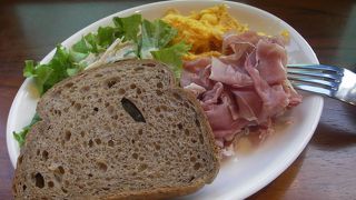 朝は生ハムが食べ放題です