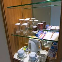 無料のお水が一人一本（2歳児にも）あり、湯沸かしポットなどが