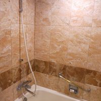 浴槽があります　シャワーの勢いや温度調整は問題なかったです