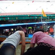 ボート上でソンクラン