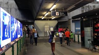 駅の周りは伊勢丹やホテルがあり、珍しくごちゃごちゃしていません