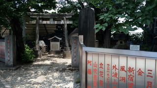花園神社の一角にひっそりとあります