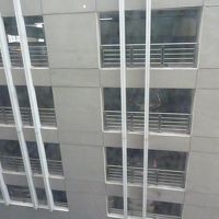 隣は駐車場のビルで眺望は期待できず