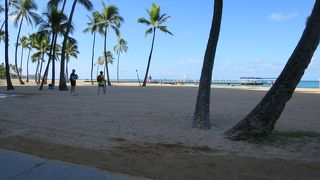 ヒルトン・ハワイアン・ビレッジの前に広がるビーチ