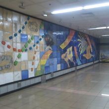 地下鉄駅構内に展示されている壁画の様子